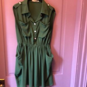 Medium green dress, sleeveless dress. With pockets.